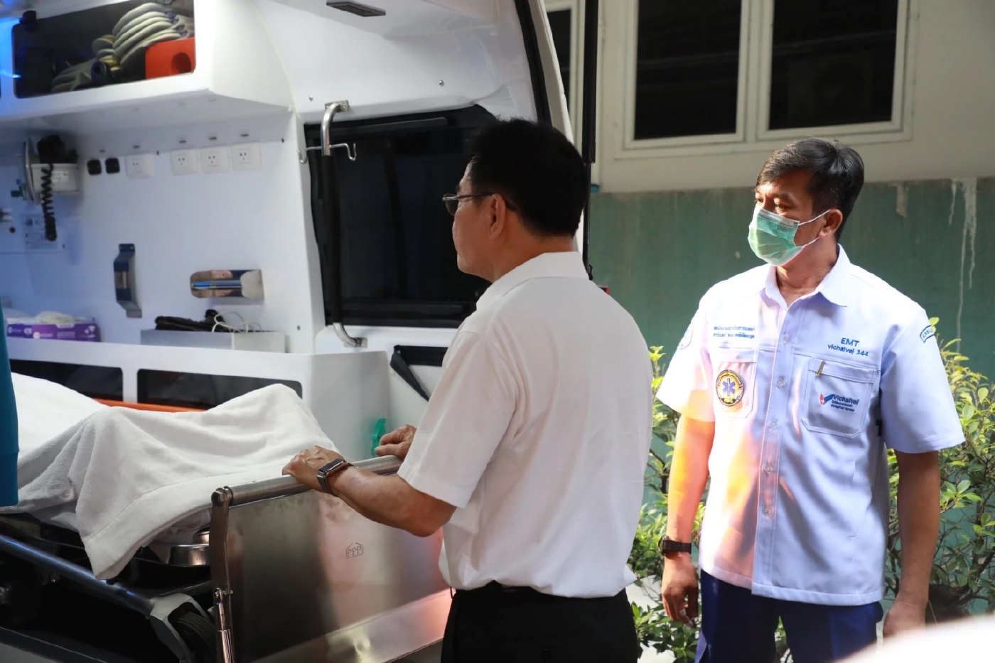 สุดอาลัย "จุรินทร์ ลักษณวิศิษฏ์" หัวหน้าพรรคปชป.กราบเท้าลา"ร่างคุณพ่อ"