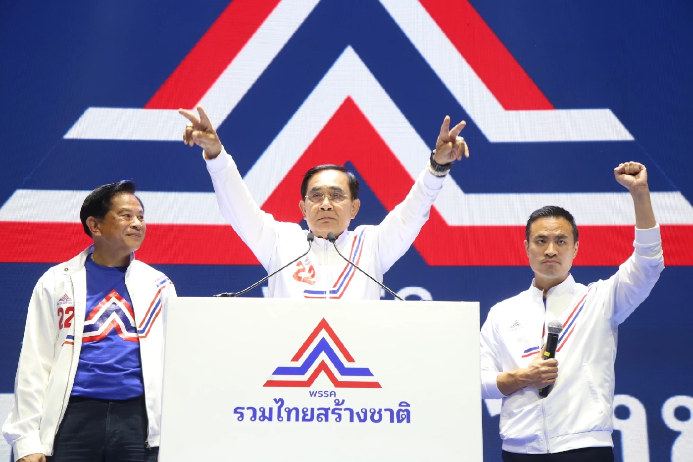 "ลุงตู่" ขึ้นเวทีปิดท้าย เสียงสั่นเครือ ลั่นอย่ายอมให้ใครมาทำร้ายรากเหง้า