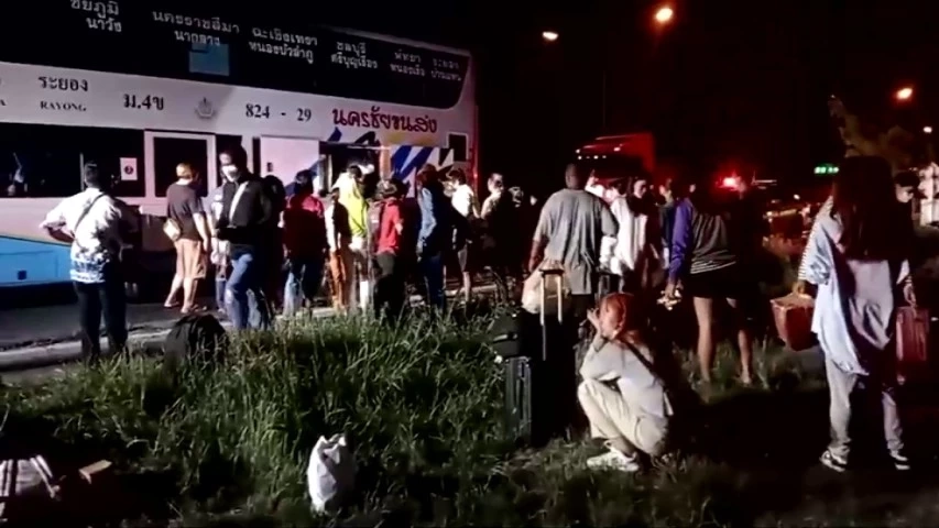 ชนสนั่นสี่แยกไฟแดง บัสนครชัยขนส่ง เสยท้ายรถบรรทุก เจ็บ 4 ราย