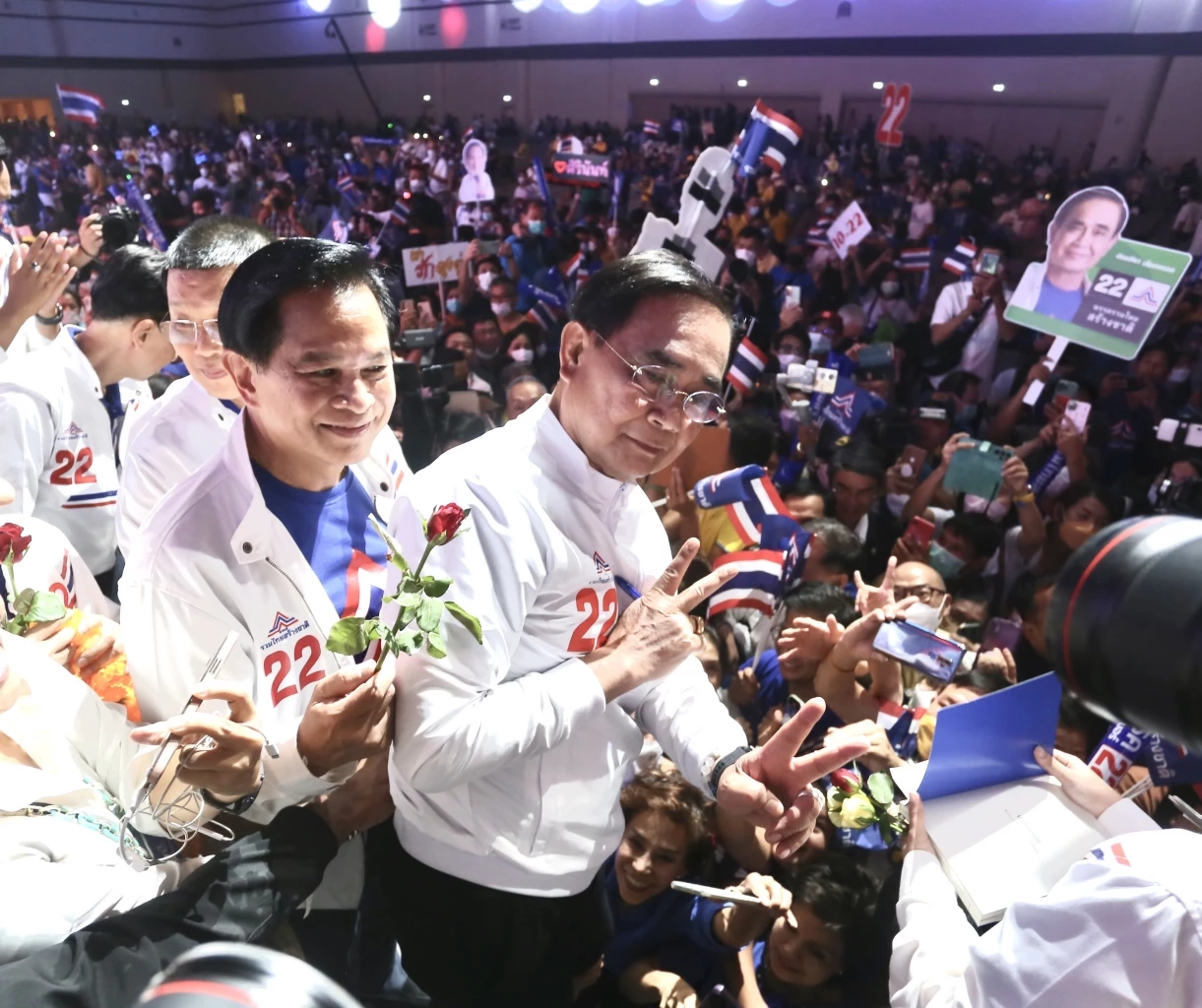 "ลุงตู่" ขึ้นเวทีปิดท้าย เสียงสั่นเครือ ลั่นอย่ายอมให้ใครมาทำร้ายรากเหง้า