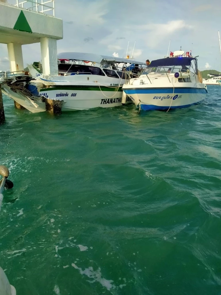 ด่วน! เรือสปีดโบ๊ทชนเสาสัญญาณเดินเรือทะเลภูเก็ต นทท.เจ็บระนาวกว่า 30 คน