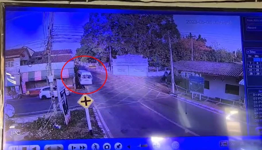 รถตู้หลับในพุ่งชนบ้านริมถนน ปู่อุ้มหลานนั่งกินกาแฟ รอดปาฏิหาริย์