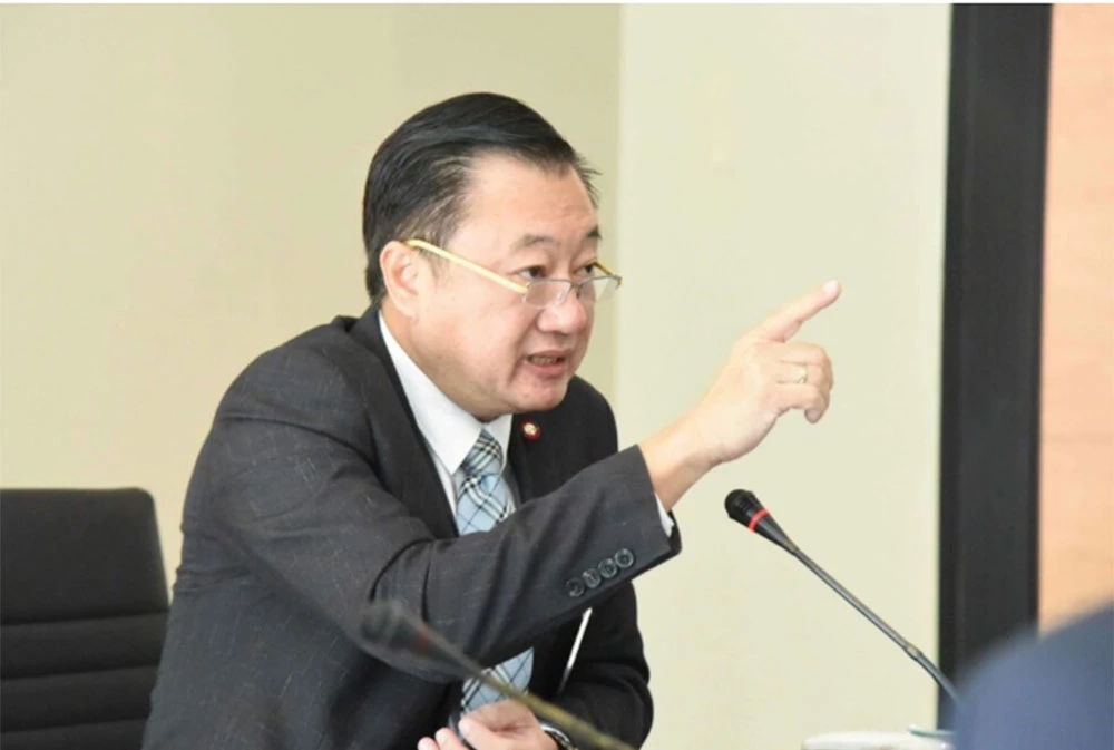 ส.ว.สมชาย ชี้ช่อง กกต. อาจารย์ผู้นำเก็บอาการไม่อยู่ ปลุกส.ส.ส่อครอบงำพรรค