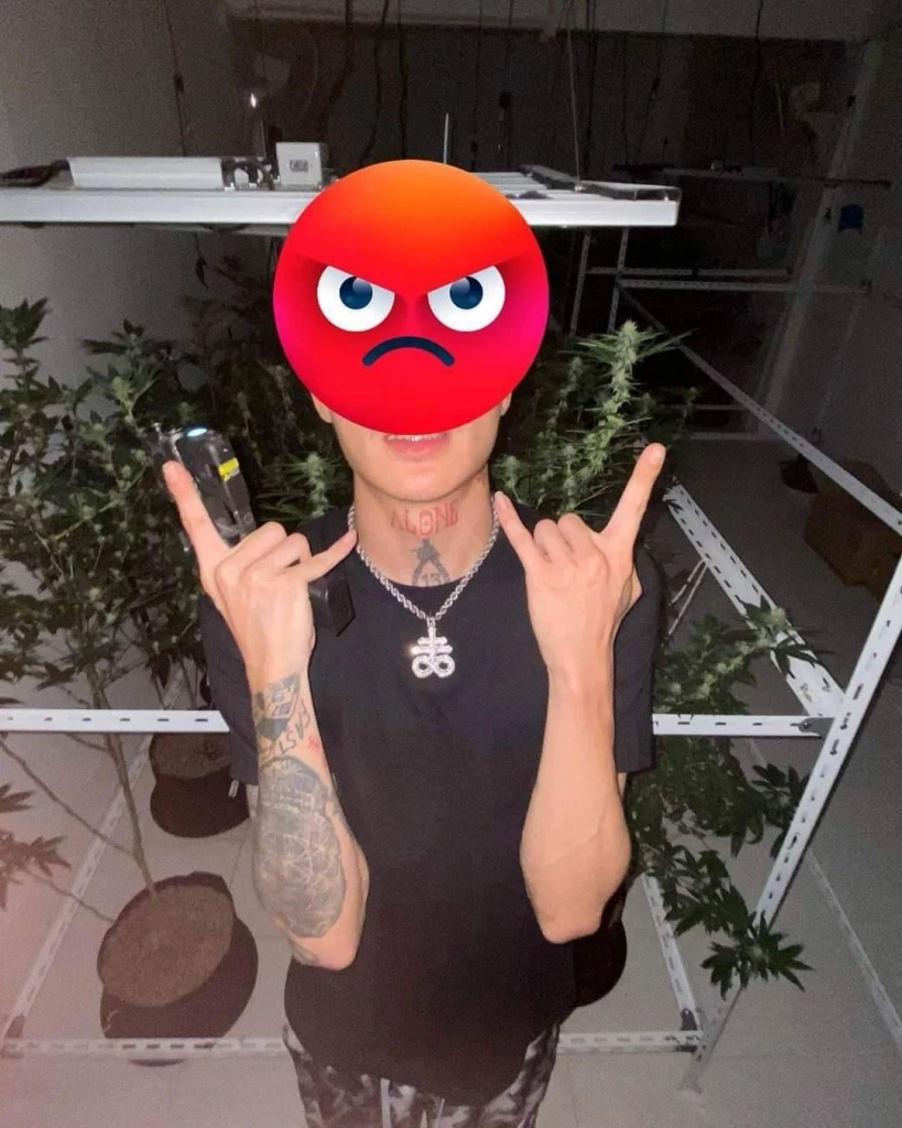 ค้นบ้าน"หนุ่มไฮโซ"หัวร้อน ชักปืนขู่คู่กรณีบีบแตรใส่ ไม่เจอตัว พบปืนเพียบ