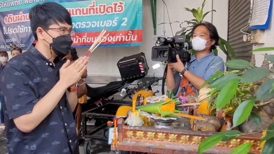 ญาติเศร้า รับศพเซลล์สาว สามีจุดธูปเชิญดวงวิญญาณ กลับบ้านเกิด