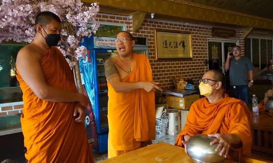 หลวงพี่น้ำฝน สุ่มตรวจเจอพระยืนแช่รับบาตร เตือนเจออีกจับสึก-ไล่พ้นวัด