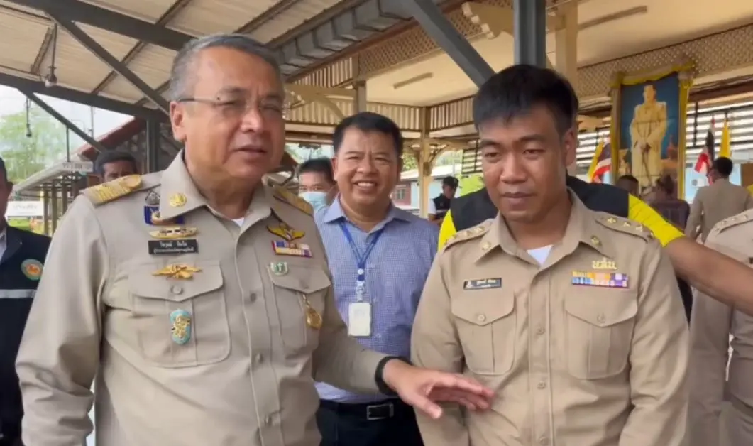 เปิดคลิป นายสถานีรถไฟ ช่วยยายเป็นใบ้-หูหนวก เดินตัดขบวนรถไฟ รอดหวุดหวิด