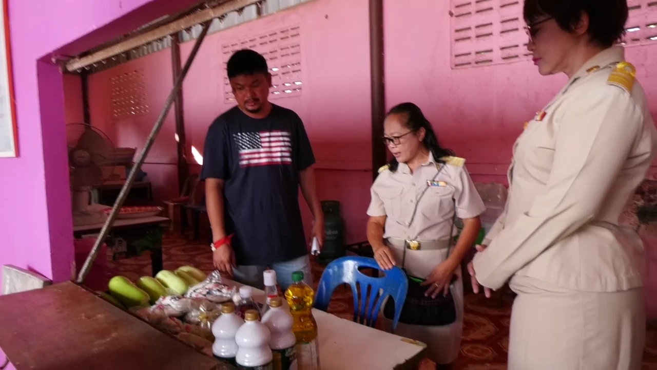 ประท้วงขับไล่ ผอ.โรงเรียนโคราช ผู้ปกครองโวยอาหารกลางวันไม่ได้โภชนาการ