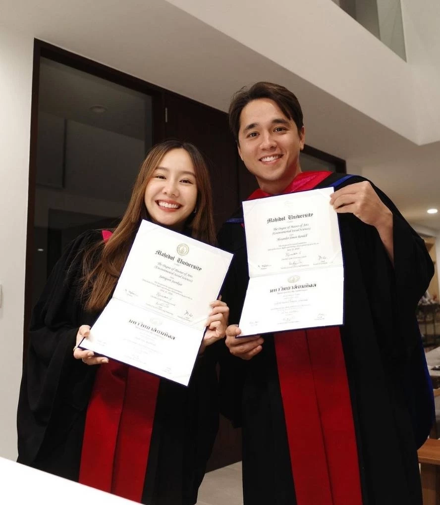 เต้ย-อเล็กซ์ เลิกกันแล้วเป็นเพื่อนที่ดี ควงคู่รับปริญญาโท