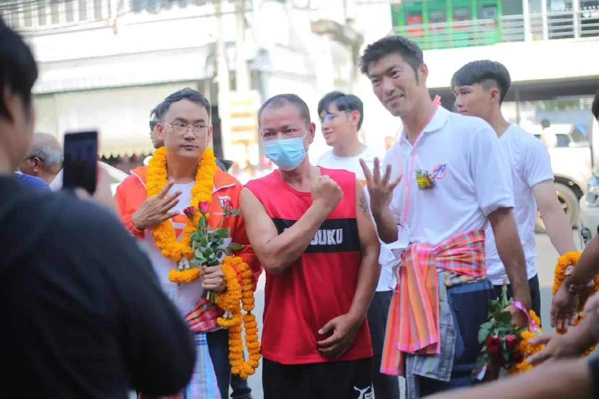 "ธนาธร" เดินสายหาเสียงอีสาน ย้ำโอกาสเปลี่ยนแปลงดีที่สุดคือ "ก้าวไกล"
