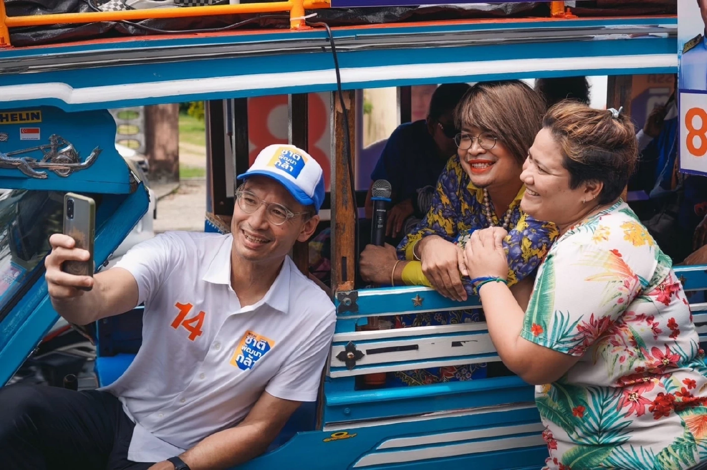 "กรณ์" ไม่หวั่นควง "จูรี" ขึ้นเวทีกลางสายฝนถล่ม กระแสฟีเวอร์เจ้าถิ่นมีหนาว