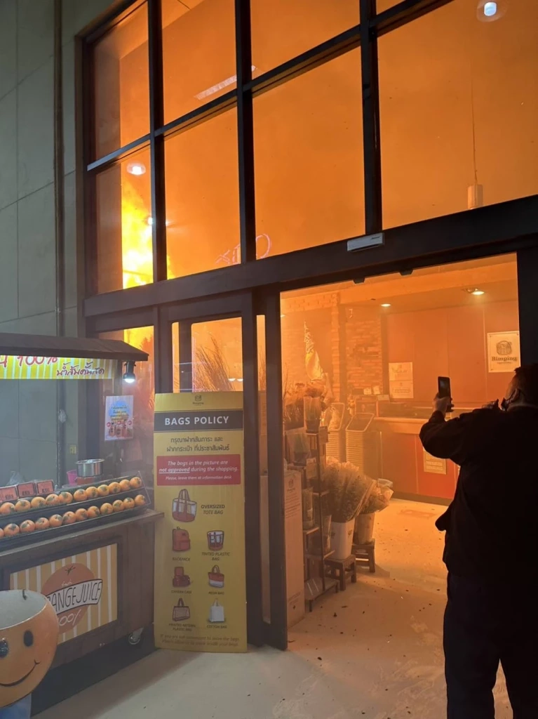 ไฟไหม้ซูเปอร์มาร์เก็ตชื่อดัง เมืองเชียงใหม่ ลูกค้าแตกตื่นหนีตายวุ่น