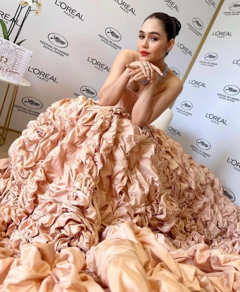 แม่ก็คือแม่! "ชมพู่ อารยา" สวยหรูฟูฟ่อง ลุคแรกบนพรมแดงเมืองคานส์