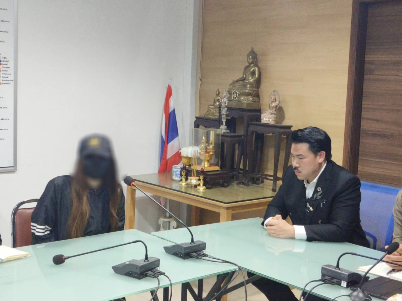 "กัน จอมพลัง" พาสาวลูกครึ่ง แจ้งจับแฟนหนุ่ม ทำร้ายร่างกาย-บังคับกินขี้หมา