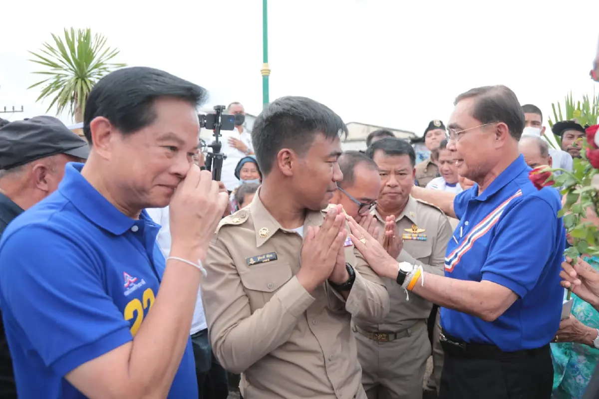 "บิ๊กตู่" แวะให้กำลังใจนายสถานีฮีโร่ ยกย่องเป็นแบบอย่างที่ดีของสังคม