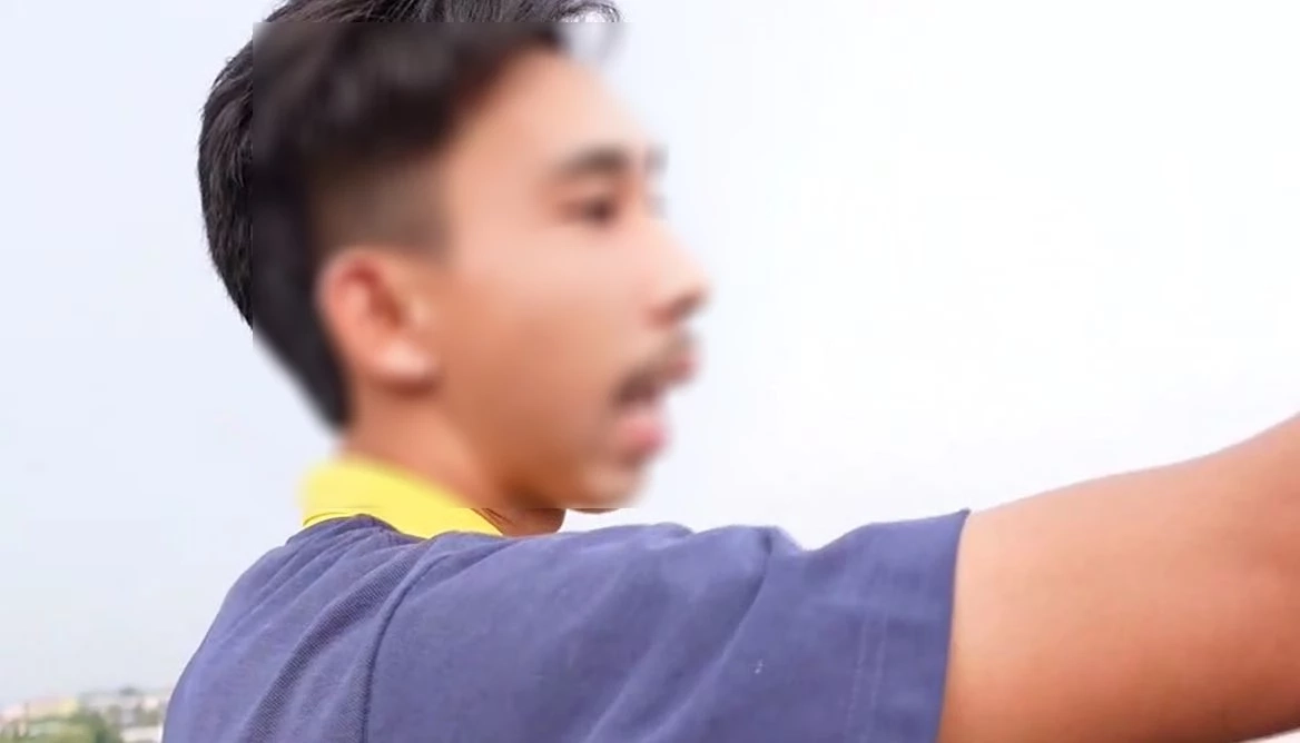 รถตู้คณะครู กลับจากดูงานวิชาการ เฉี่ยวท้ายกระบะ พุ่งชนแบริเออร์ ดับ 1