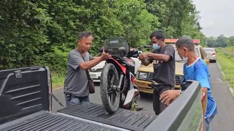 คนหาปลาผงะ! หว่านแหติด จยย. แต่ไร้ร่างคนขี่ คาดไถลตกน้ำไม่เจ็บมากเลยทิ้งรถ