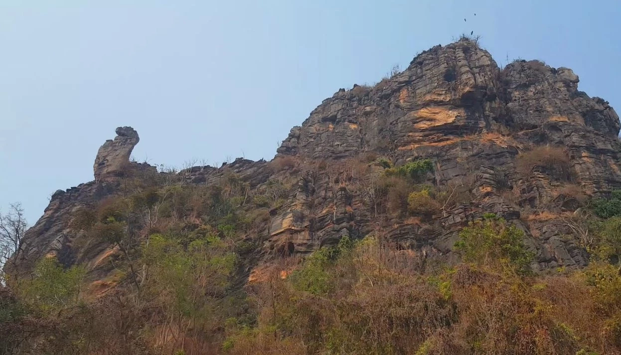 ฮือฮา! หินรูปร่างแปลกคล้าย "ฝ่ามือพระยูไล" เด่นตระหง่านบนยอดผา จ.สุโขทัย