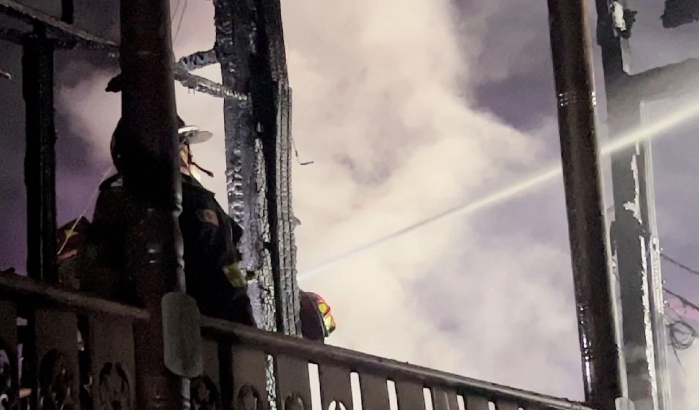 ระทึกกลางดึก! ไฟไหม้บ้านไม้สัก เจ้าของตลาดย่านบางบัวทอง เสียหายหลายล้าน