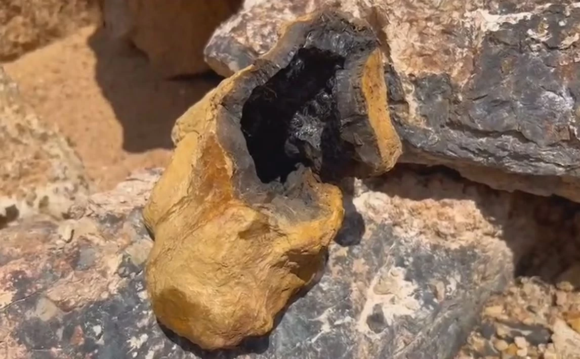 ฮือฮา! พบวัตถุประหลาดคล้าย "เหล็กไหล" ในบ่อดินควนนางแร้ง