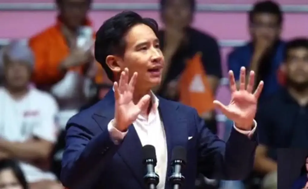 “ต่าย ชุติมา” โพสต์ภาพเซลฟี่บนลานจอดรถ  ชาวเน็ตสะดุดตาเลขบนเสา 