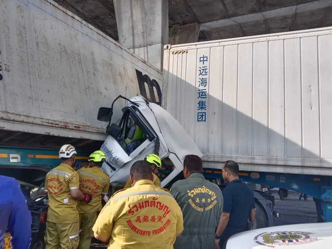 รถพ่วง 22 ล้อ ชนกัน 3 คันรวด จุดกลับรถ บางนาตราด กม.31 ดับ 1 เจ็บ 1