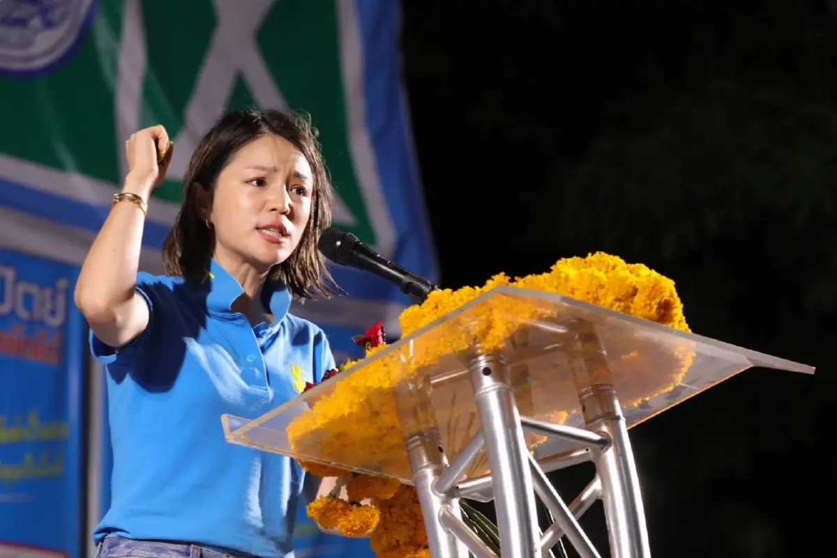"มาดามเดียร์" ลุยปราศรัยกลางสายฝน ช่วย 3 ส.ส.เมืองคอน ขอเลือกปชป.ยกจังหวัด