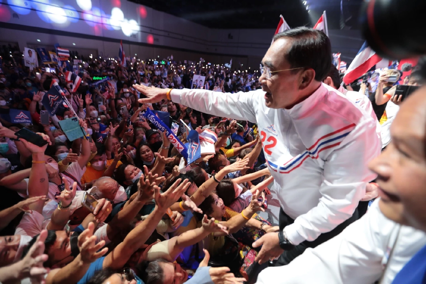 "ลุงตู่" ขึ้นเวทีปิดท้าย เสียงสั่นเครือ ลั่นอย่ายอมให้ใครมาทำร้ายรากเหง้า