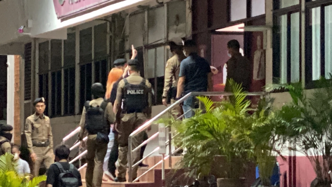 ตำรวจ คฝ. คุม “ตะวัน - แบม” ถึงโรงพักทุ่งสองห้อง ตร.ปัดจับแก้ผ้า