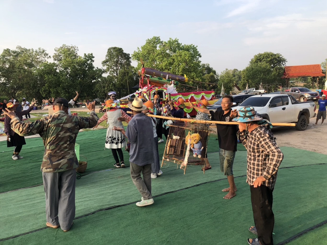 หาชมยาก! ชาวตำบลเหนือกาฬสินธุ์ ร่วมสืบสานประเพณีบุญบั้งไฟ - แห่นางแมวขอฝน