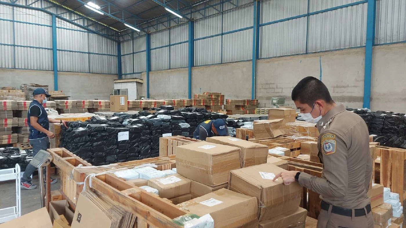 ทลายโกดังสินค้าเถื่อน แอบอ้าง"คิงเพาเวอร์" ขายของไม่มีคุณภาพผ่านเฟซบุ๊ก