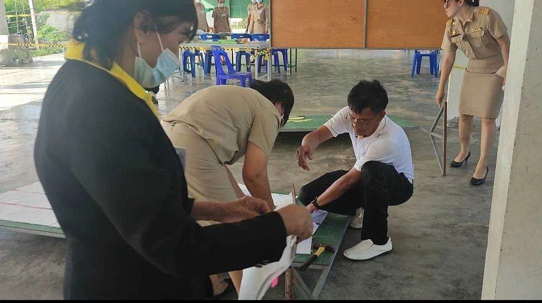 ชาวบ้านโวย 8 โมงเช้ายังเปิดหีบไม่ได้ เลือกตั้งล่วงหน้าเขต 1 ประจวบฯ