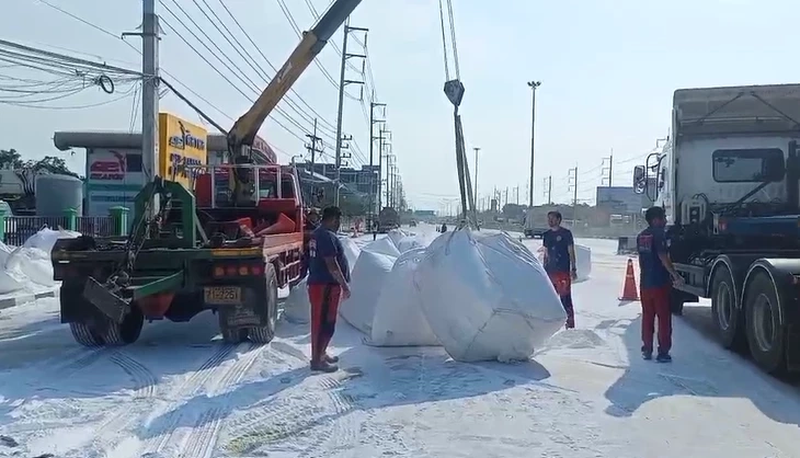 ระทึก!! รถพ่วงบรรทุกถุงแป้งมัน ซิ่งเทกระจาด ทำขาวโพลนไปทั้งถนน