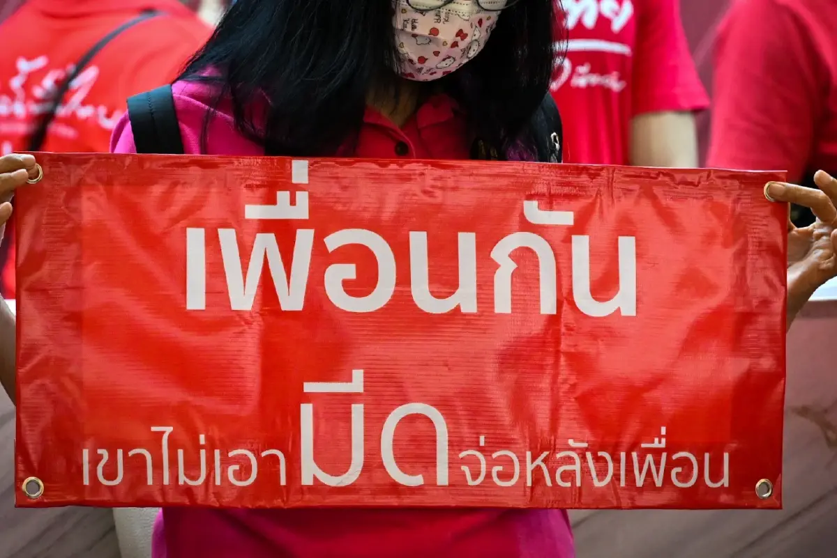 เสื้อแดง FC เพื่อไทย บุกยื่น 5 ข้อเสนอ ถอนตัวร่วมรัฐบาล พร้อมให้กำลังใจ