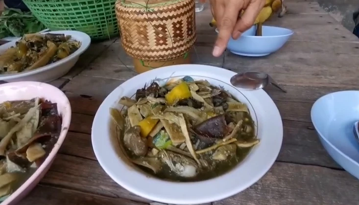 &quot;แกงหน่อไม้ใส่เครือตดหมูตดหมา&quot;