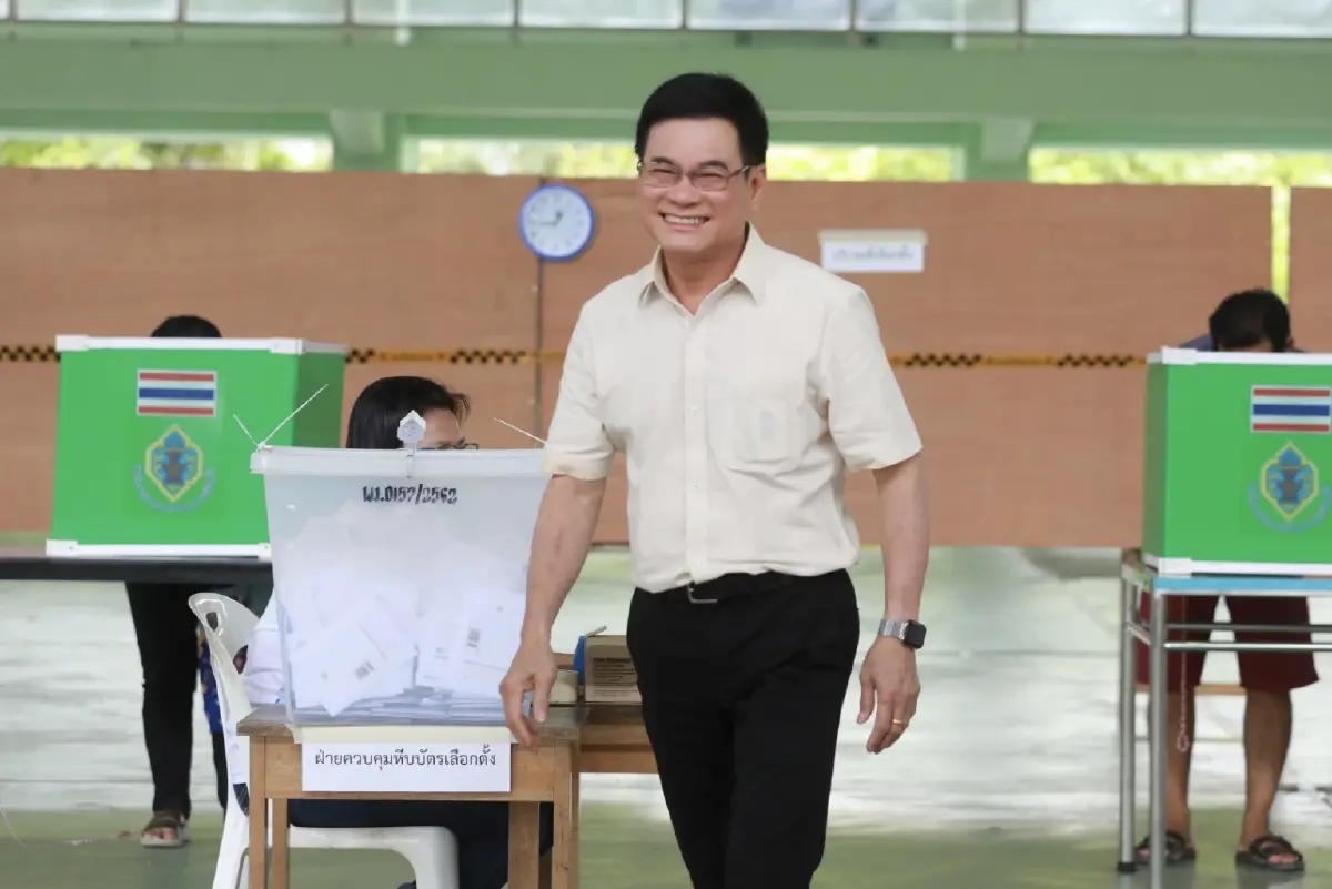 "จุรินทร์" ใช้สิทธิเลือกตั้งล่วงหน้า แถมพา "ราเมศ" เดินขอคะแนนที่บ้านเกิด