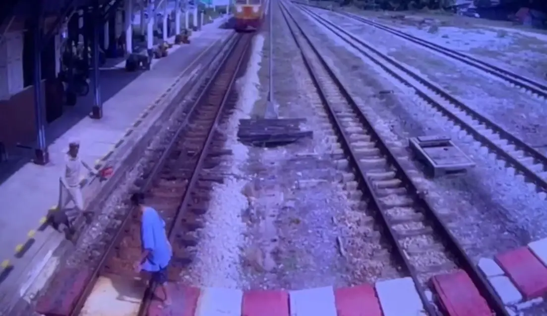 เปิดคลิป นายสถานีรถไฟ ช่วยยายเป็นใบ้-หูหนวก เดินตัดขบวนรถไฟ รอดหวุดหวิด