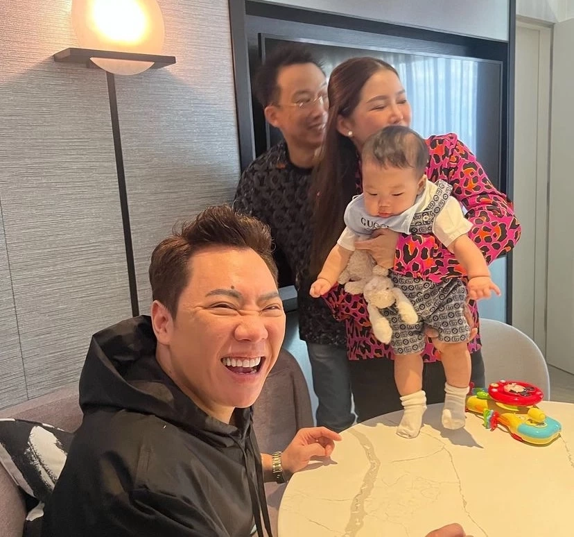 ‘มดดำ’ บินไปสิงคโปร์ โพสต์รูปครอบครัว 'ชินวัตร' พร้อมหน้า (มีคลิป)