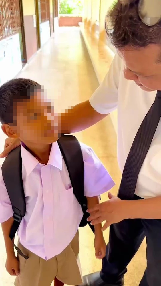 ใจฟู! ผอ.รร.ตรัง ใจดี ช่วยหนูน้อย 11 ขวบ ฐานะยากจน ให้ได้เรียนต่อ