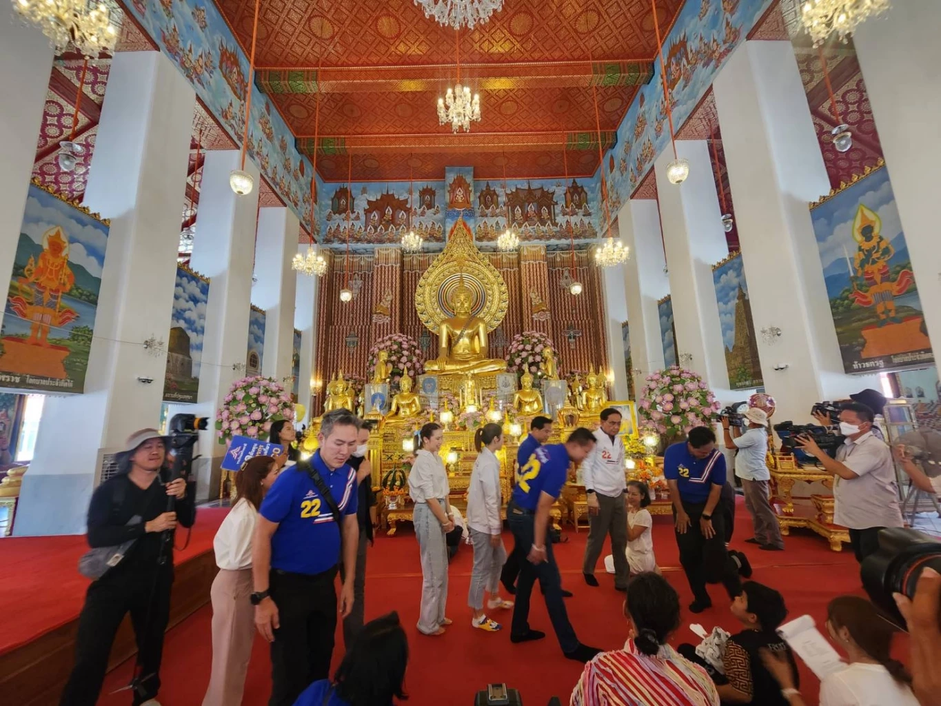 "บิ๊กตู่" นำทีม รทชส. ขึ้นรถแห่รอบกทม.หาเสียงโค้งสุดท้ายขอกาเลือก 2 ใบ