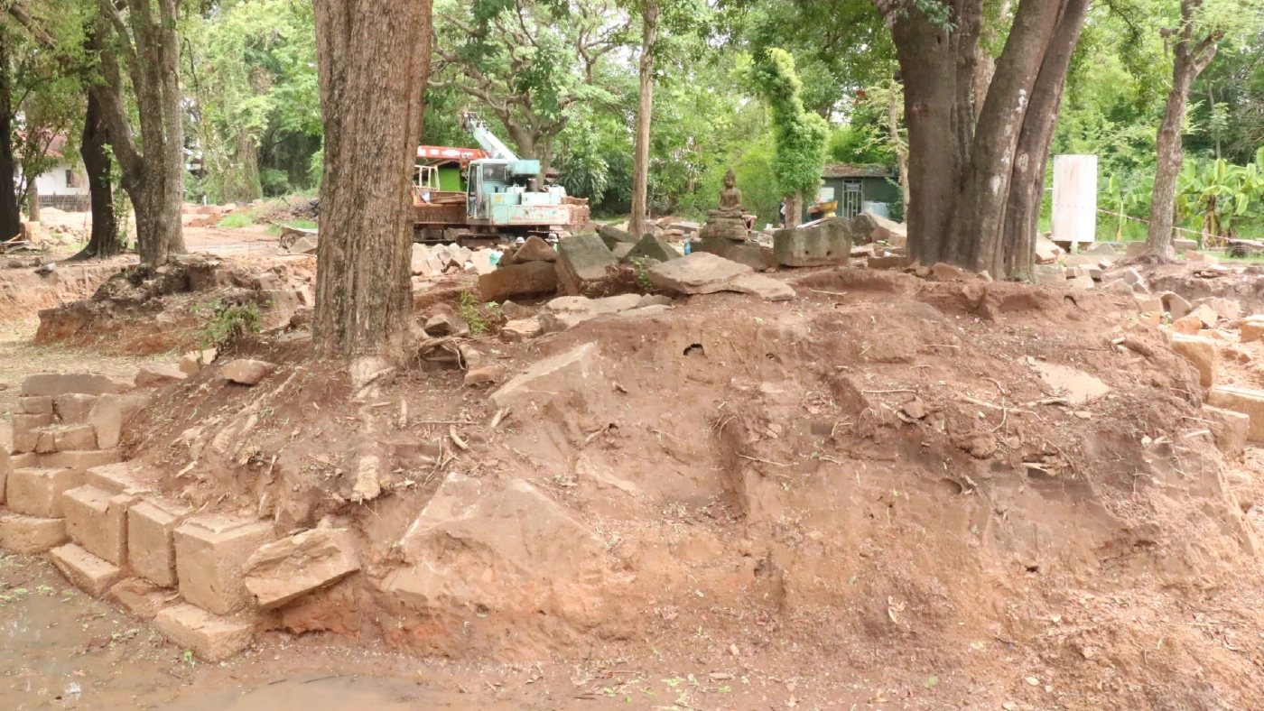 ชาวสูงเนินฮือฮา ขุดเจอ "ทับหลัง" ปราสาทขอมโบราณอายุนับพันปี