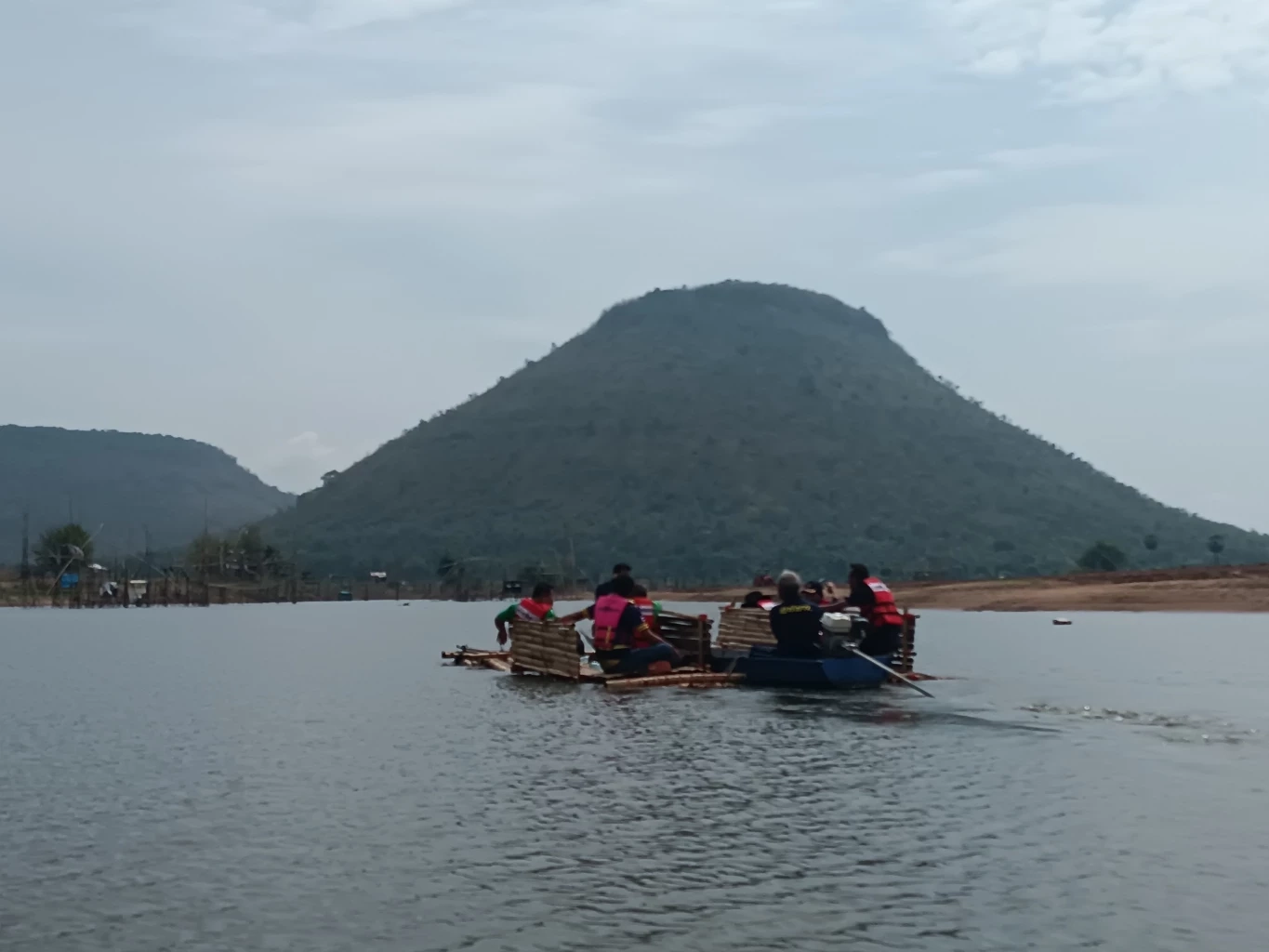 ไอเดียเจ๋ง! ประมงโคราช ส่งแพไม้ไผ่ให้ชาวบ้านตลิ่งชัน ทำทัวร์เที่ยวเพิ่มรายได้