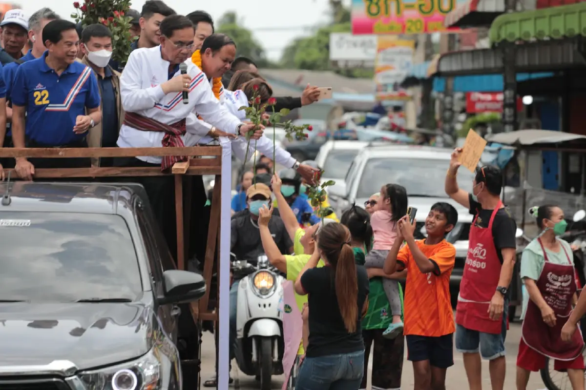 "พี่ตู่"ลุยสุราษฎร์เรียกคะแนนโค้งสุดท้าย อ้อนจับมือแล้วต้องเลือก รทสช.