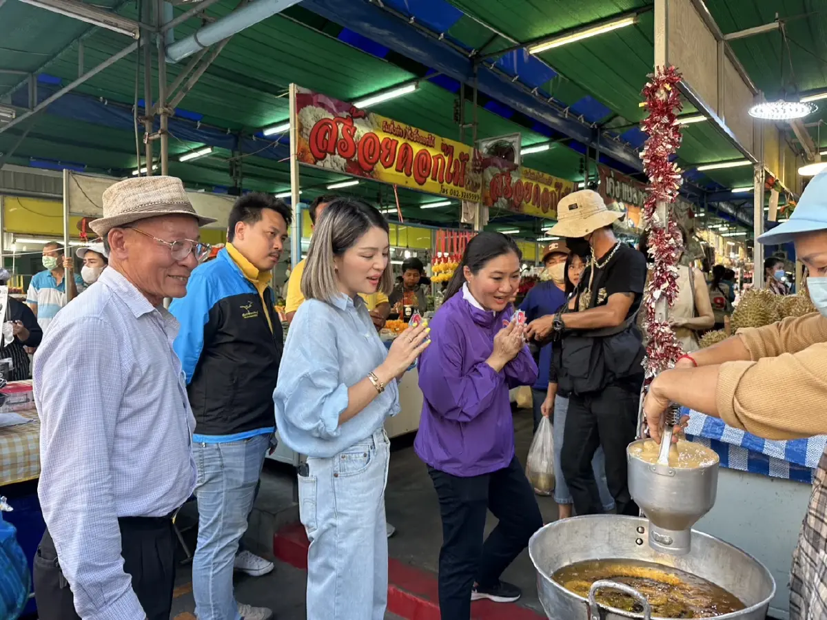"องอาจ-มาดามเดียร์" ลุยหาเสียงฝั่งธน เล็งเข้าหากลุ่มคนยังไม่ตัดสินใจ