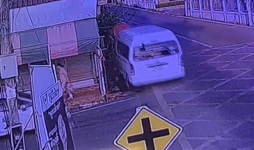 รถตู้หลับในพุ่งชนบ้านริมถนน ปู่อุ้มหลานนั่งกินกาแฟ รอดปาฏิหาริย์