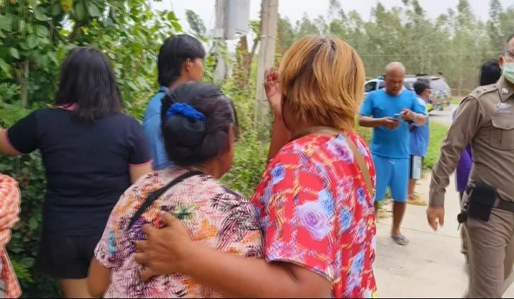 สยอง! สาวธุรการโชว์รูม ซิ่งเก๋ง Test Drive ชนท้าย จยย. ก่อนชนเสาไฟยับ ดับ 2 ราย