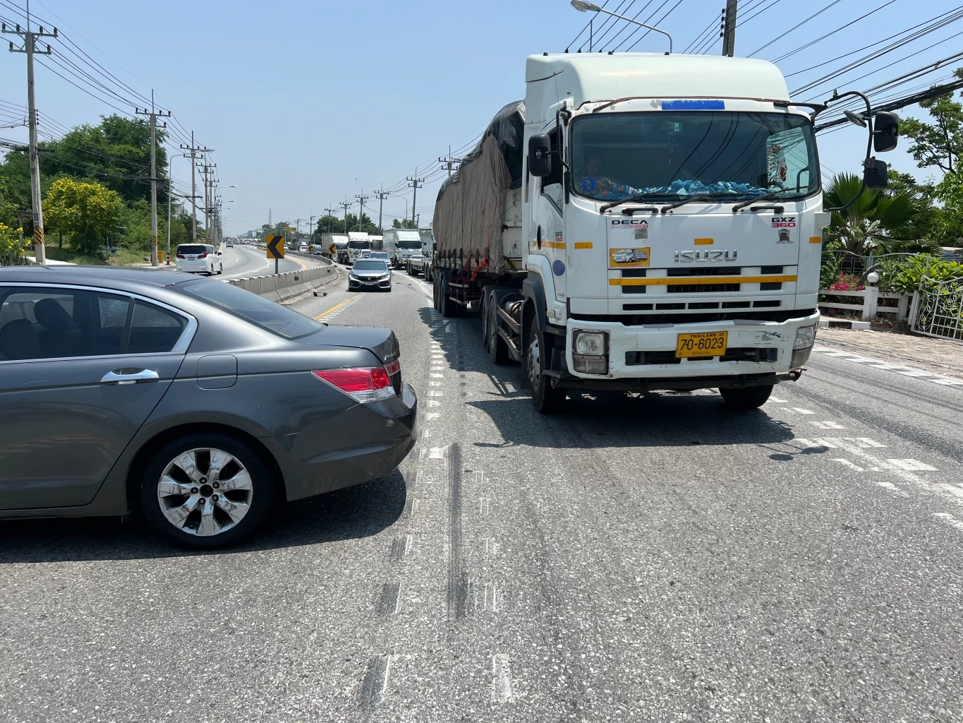 "หน.พรรคไทยสมาร์ท" รอดตายปาฏิหาริย์ โดนรถพ่วง 22 ล้อ ชนท้าย เชื่อผลบุญช่วย