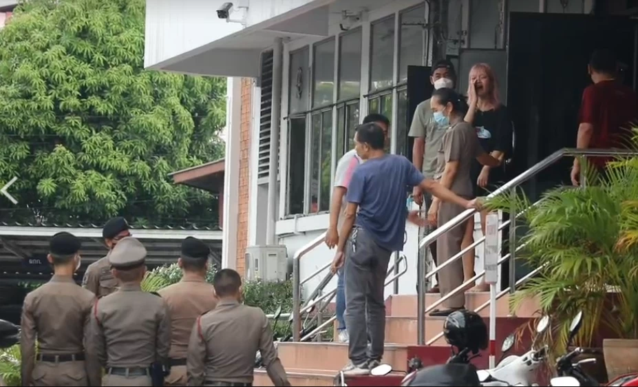 ตร.นำตัว “ตะวัน - แบม” กับพวกรวม 9 คน ส่งศาลฝากขัง คดีบุก สน.สำราญราษฎร์