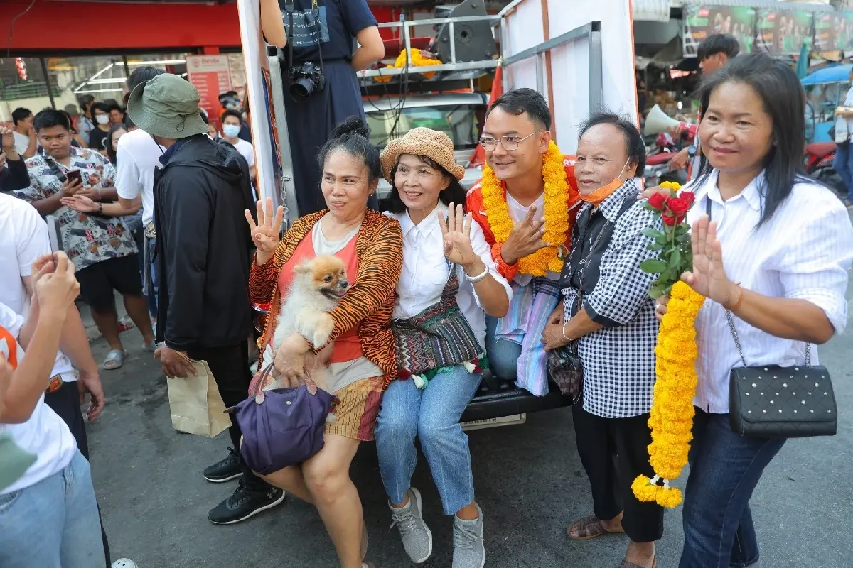 "ธนาธร" เดินสายหาเสียงอีสาน ย้ำโอกาสเปลี่ยนแปลงดีที่สุดคือ "ก้าวไกล"