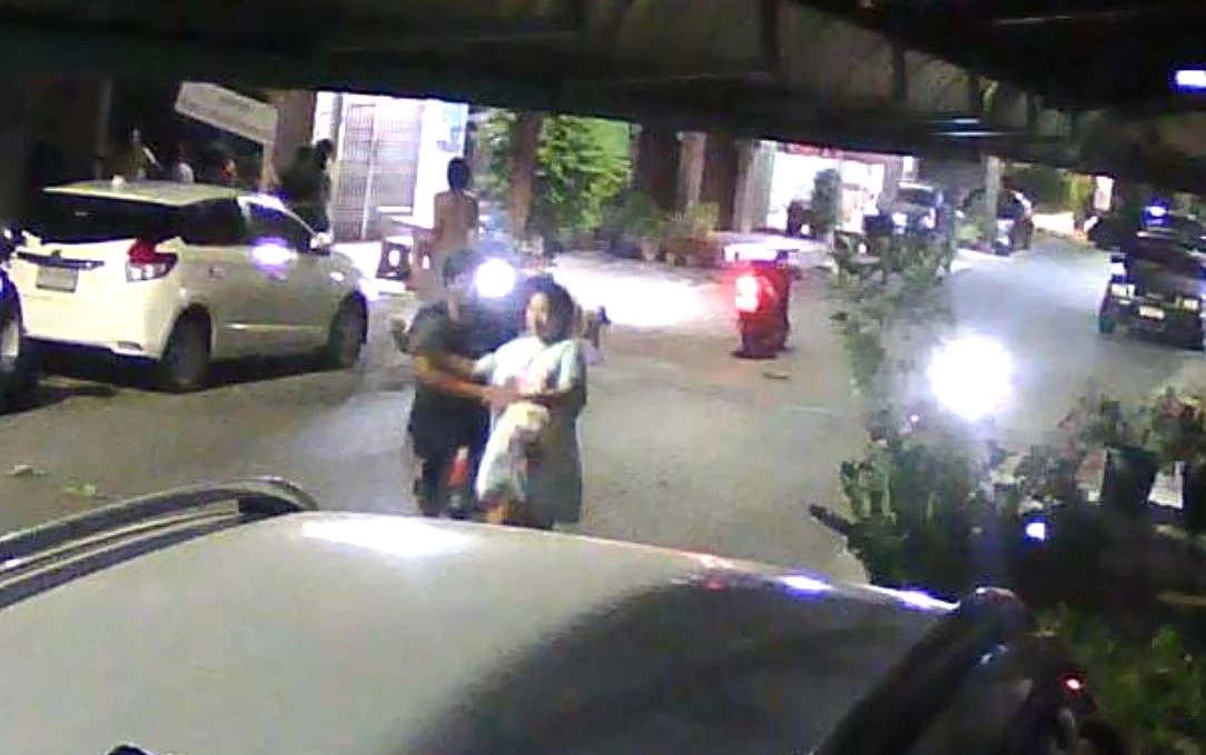 แค่เตือนอย่าเบิ้ลเครื่อง โจ๋ยกพวกทำร้ายอริ ผู้หญิงท้องโดนลูกหลง